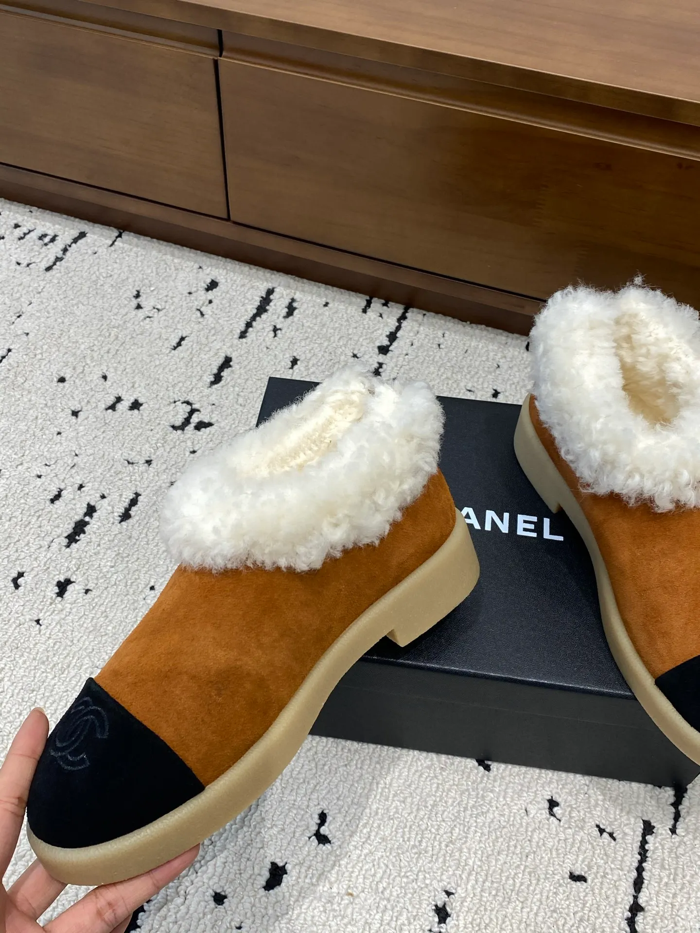 👟👟Ex-factory price 640👟👟 🍀Chanel 2025 autumn and winter style wool shoes Chanel new autumn and winter genuine wool slippers and boots Xiaoxiang 2025 autumn and winter one of the most beautiful snow boots Classic, beautiful and warm snow boots ❤️super warm! It's enough to have it this winter, it's really beautiful and fairy~ Materials and craftsmanship: The upper is made of custom sheepskin/wool/sheepskin, and the inner pads are all made of wool. It feels very soft and comfortable! The sole is the original TPU outsole Size: 35-39 (40.41 customized, non-refundable)